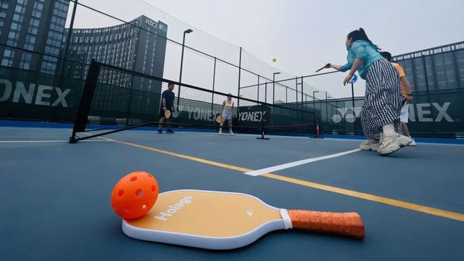 星空体育平台：全民入局！匹克球成2025新潮流双鱼装备成“标配”(图5)