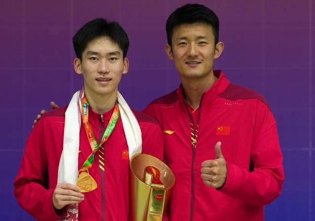 星空体育网站：新版林丹来了！国羽又一18岁新星崛起夺冠：奥运冠军助他蜕变(图2)