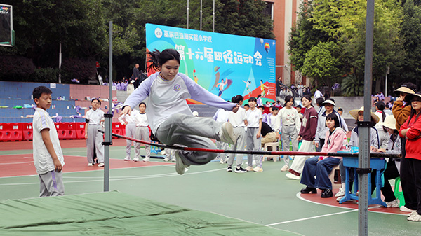 星空体育平台：做活“空间乘法”这所小学让体育课“上天入地”