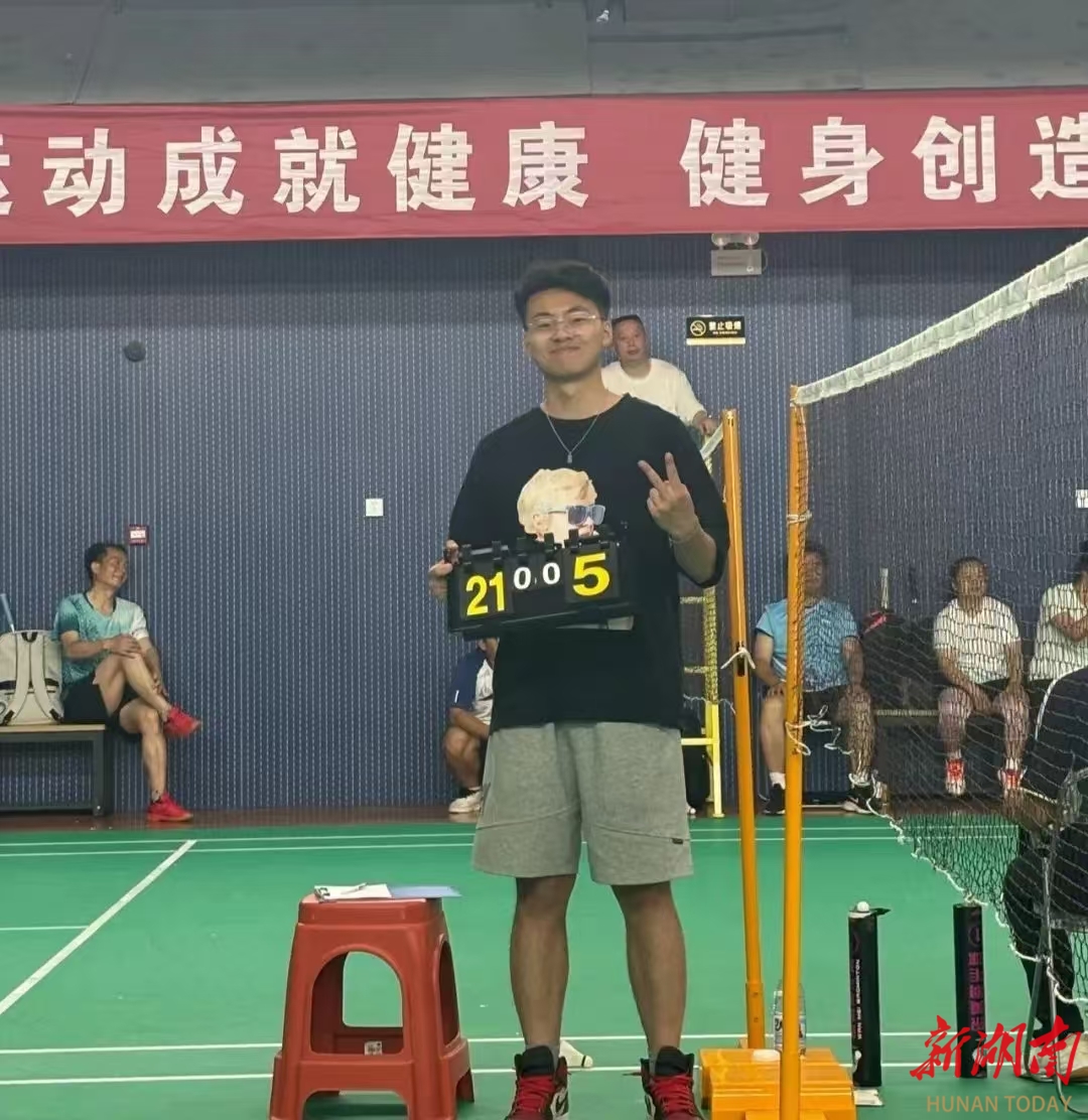 “我的青春在凤凰！”00后刘大山用羽毛球点亮家乡少年梦(图3)