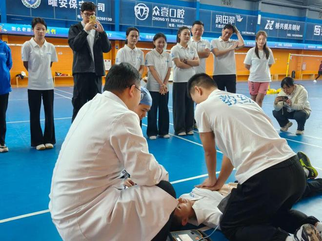 东莞全域文明给运动安全加装“安心锁”！桥头一羽毛球馆率先配备AED(图5)