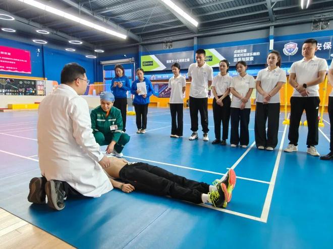 东莞全域文明给运动安全加装“安心锁”！桥头一羽毛球馆率先配备AED(图3)