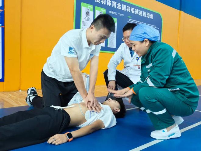 东莞全域文明给运动安全加装“安心锁”！桥头一羽毛球馆率先配备AED(图4)