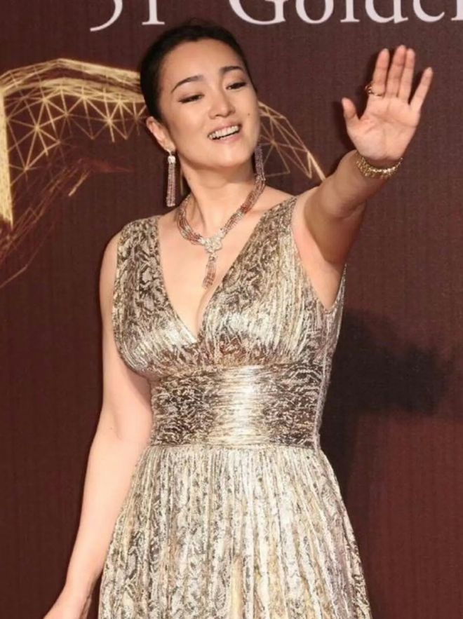 巩俐：墨绿丝绒裙稳站C位手握双奢代言这才是顶流天花板(图2)