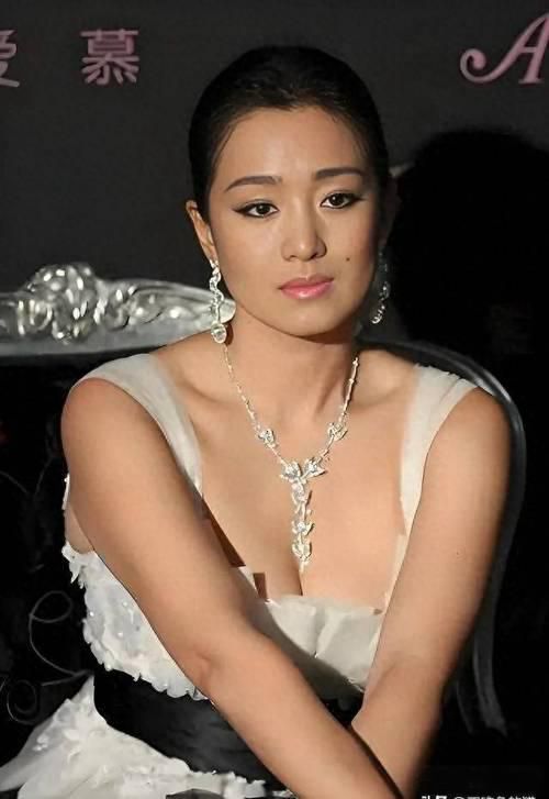 星空体育平台：巩俐：墨绿丝绒裙稳站C位手握双奢代言这才是顶流天花板