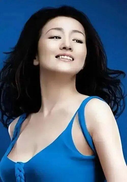 星空体育平台：巩俐：墨绿丝绒裙稳站C位手握双奢代言这才是顶流天花板(图3)