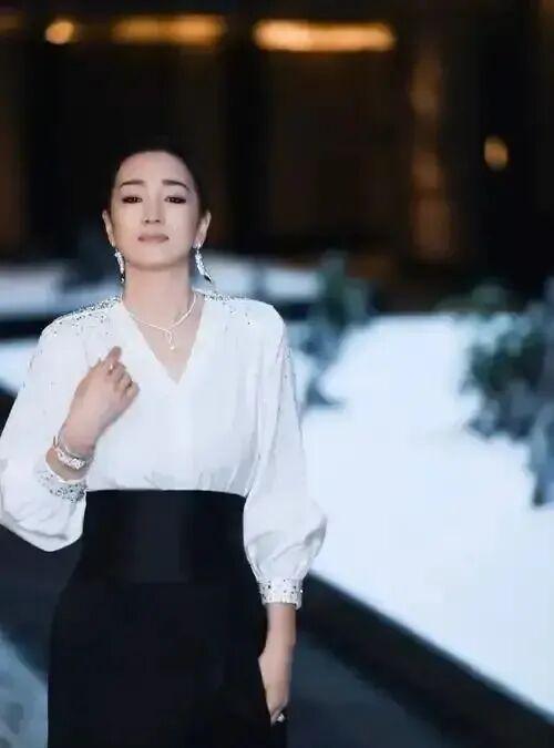 星空体育平台：巩俐：墨绿丝绒裙稳站C位手握双奢代言这才是顶流天花板(图5)