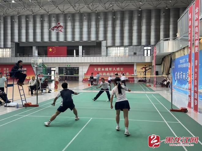 星空体育网站：富锦市羽毛球赛赋能“冰超”发展(图3)