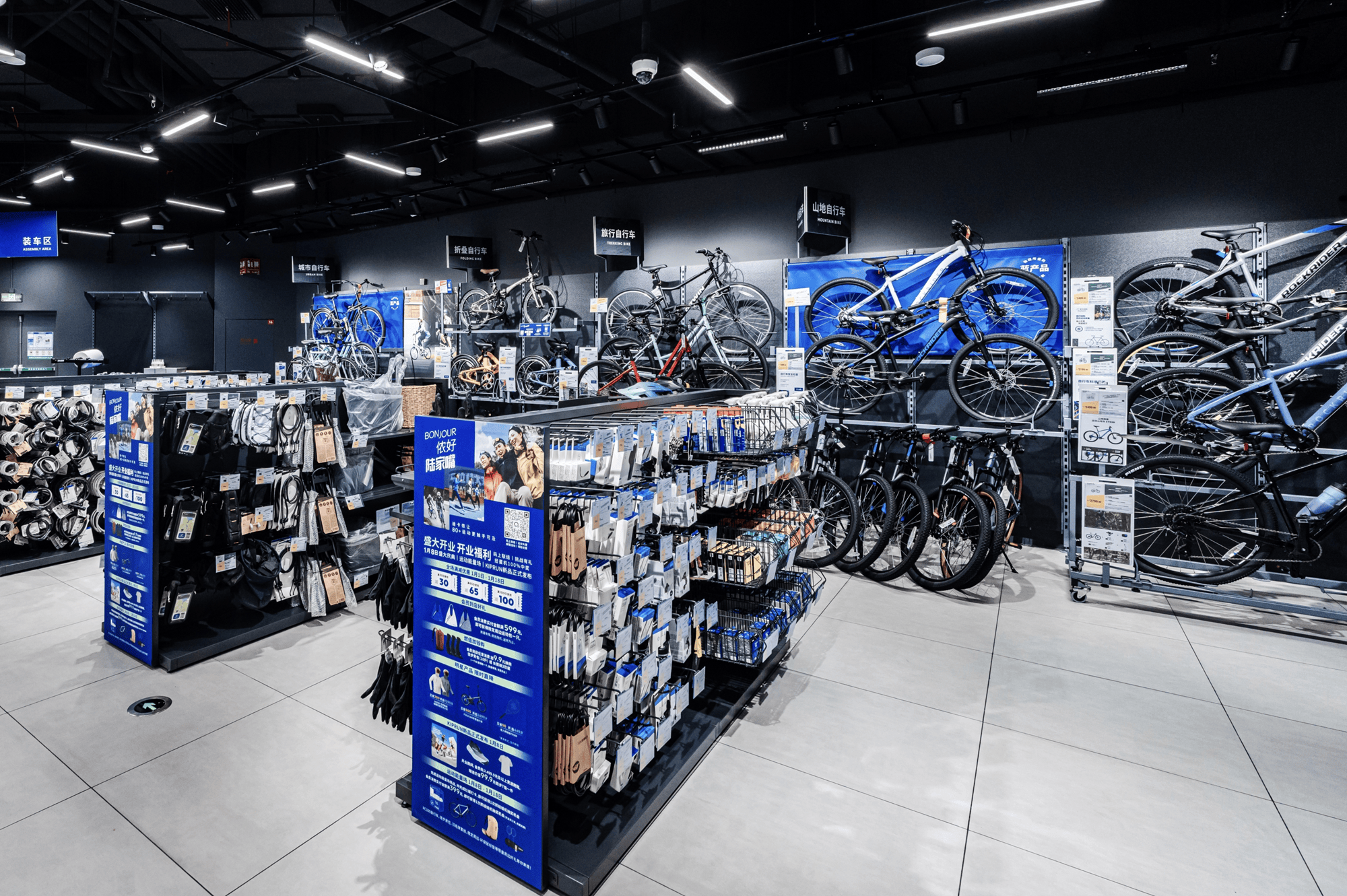 星空体育网址：迪卡侬上海世纪汇店盛大启幕落子陆家嘴打造在沪战略新支点(图2)