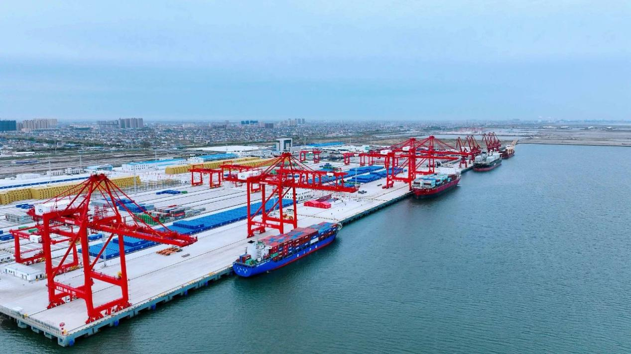 星空体育网址：江苏启东：东方大港“向海高歌”“拼”出高质量发展壮阔图景(图1)