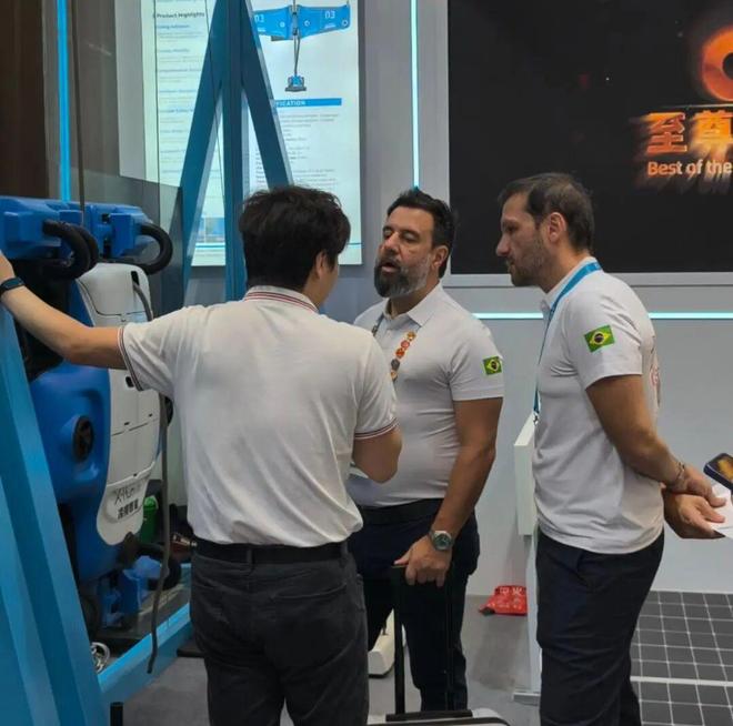 星空体育平台：高新技术、单项冠军、小巨人齐聚！广州“机器人天团”闪耀广交会丨科技广州新观察(图2)