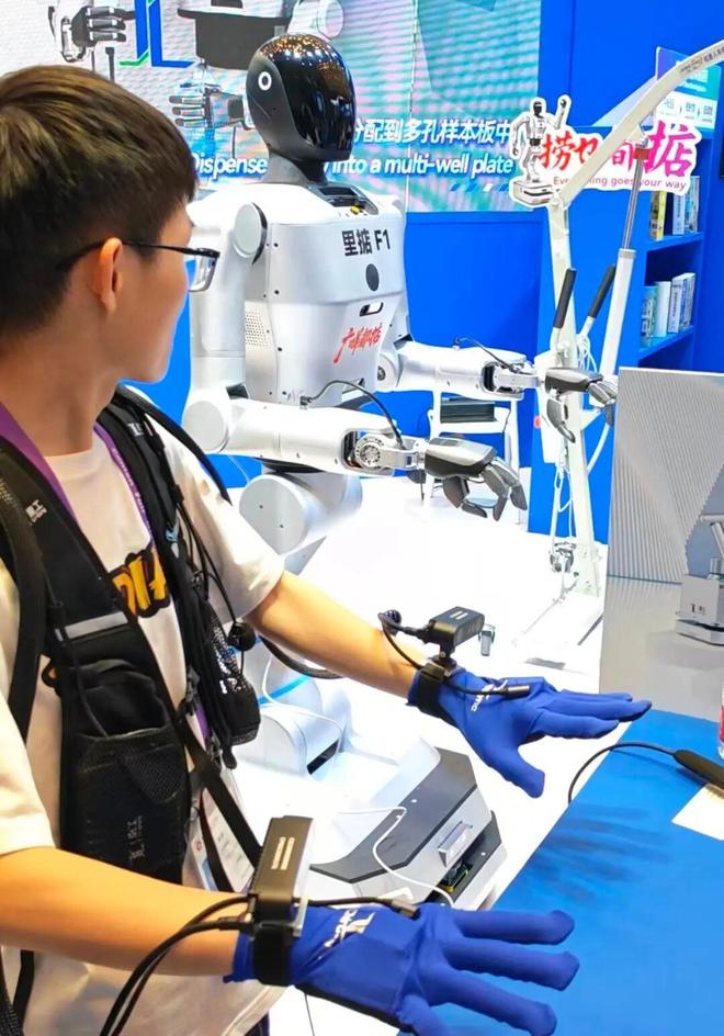 星空体育平台：高新技术、单项冠军、小巨人齐聚！广州“机器人天团”闪耀广交会丨科技广州新观察(图1)