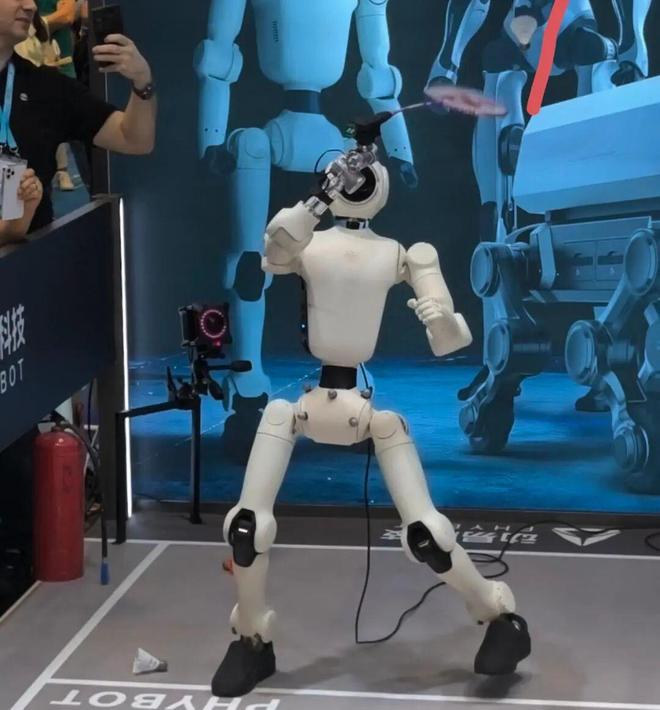 星空体育平台：高新技术、单项冠军、小巨人齐聚！广州“机器人天团”闪耀广交会丨科技广州新观察(图4)