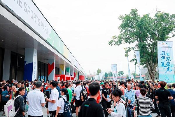 星空体育网址：羽动蓉城盛启东安！中国成都东安湖杯全球华人羽毛球单项邀请赛今日激情开拍(图1)