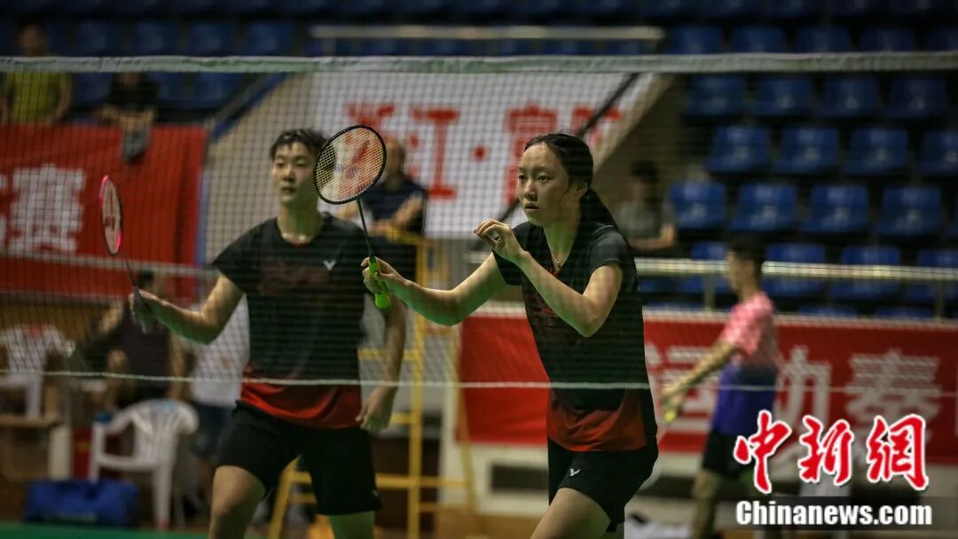 星空体育网站：富春江边的一个乡用50年把球拍做“透”了(图1)