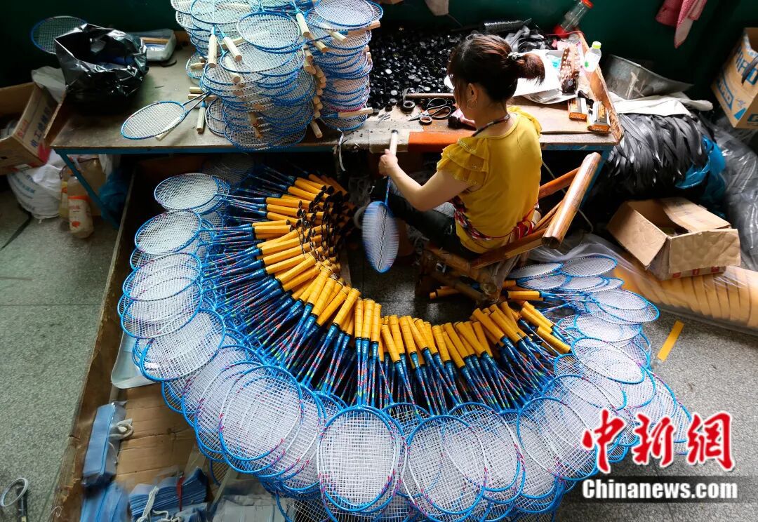 星空体育网站：富春江边的一个乡用50年把球拍做“透”了(图5)