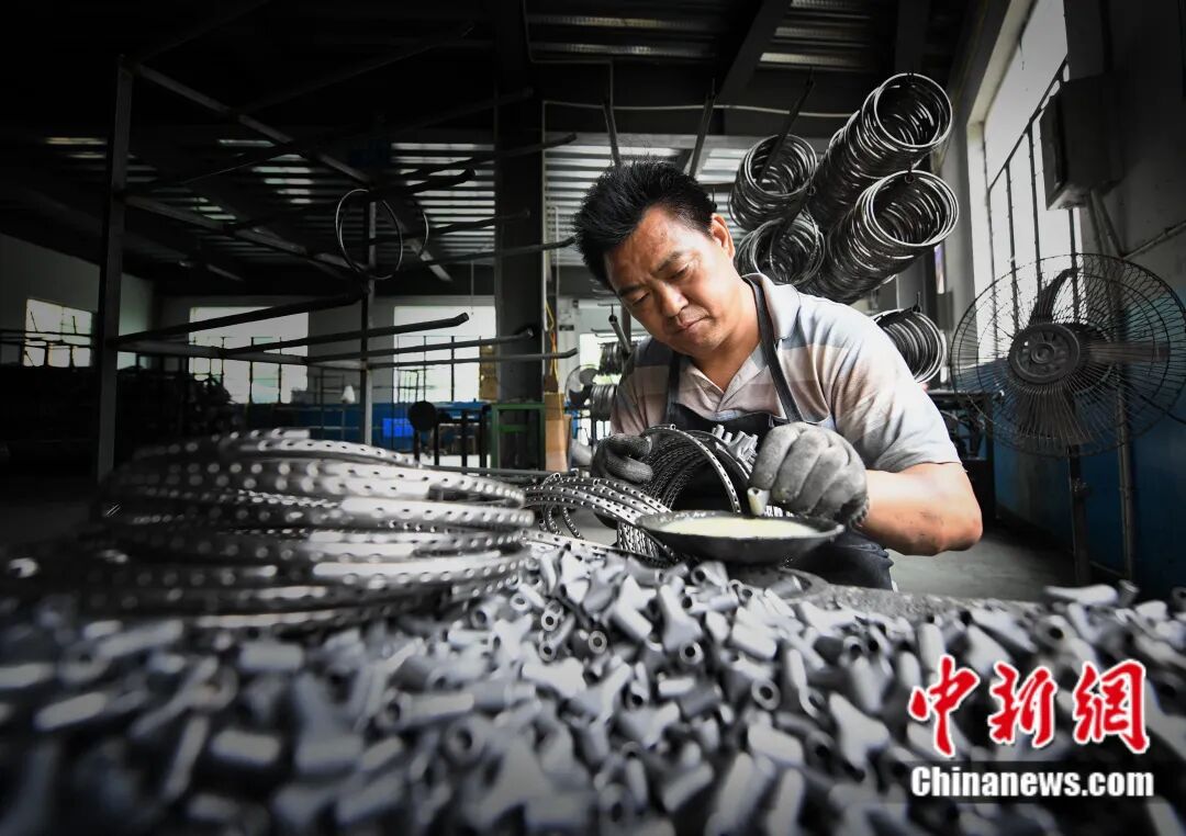 星空体育网站：富春江边的一个乡用50年把球拍做“透”了(图8)