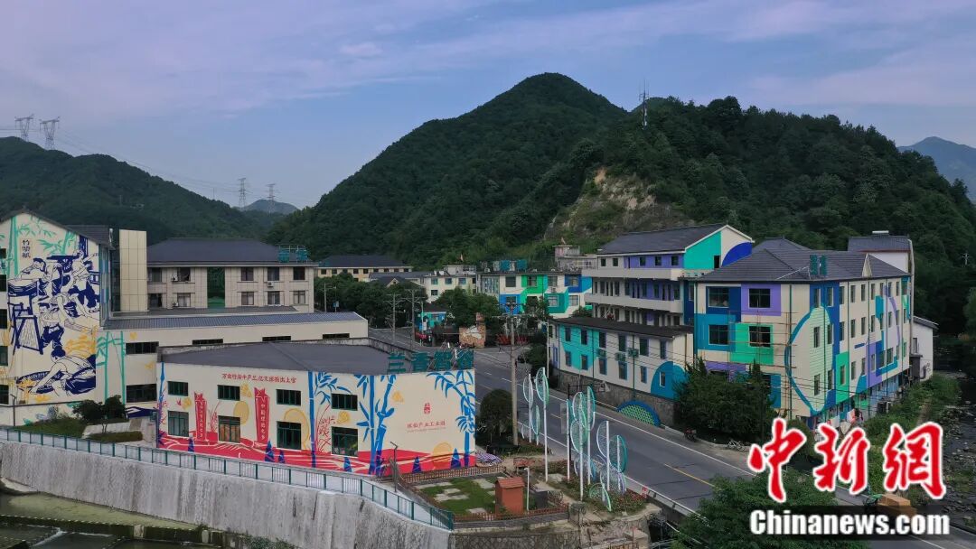 星空体育网站：富春江边的一个乡用50年把球拍做“透”了(图7)