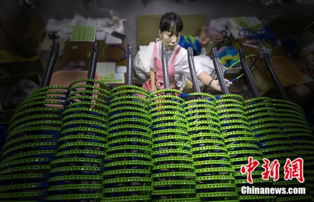 星空体育网站：富春江边的一个乡用50年把球拍做“透”了(图9)