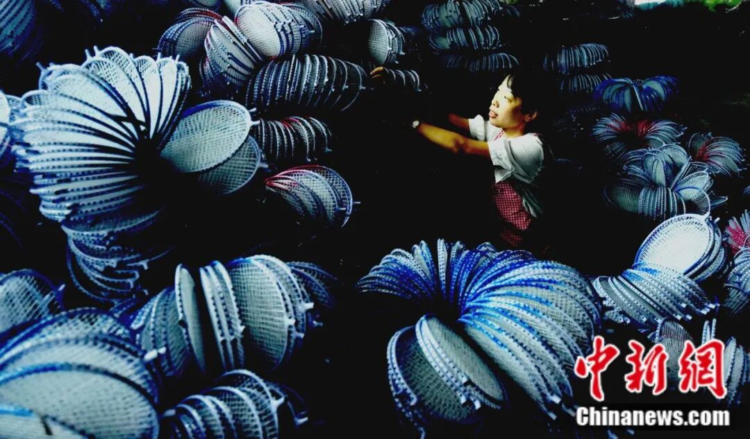 星空体育网站：富春江边的一个乡用50年把球拍做“透”了(图12)