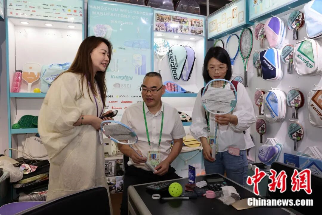 星空体育网站：富春江边的一个乡用50年把球拍做“透”了(图14)